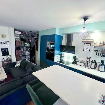 Cosy Flat, Quiet Place, Next To Market & Bakery
