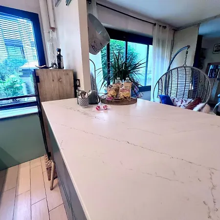 Cosy Flat, Quiet Place, Next To Market & Bakery *